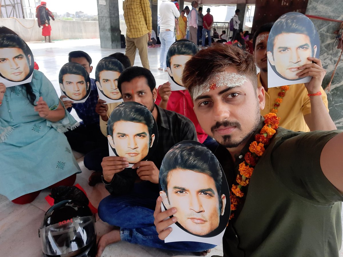 Prashaant_KR's tweet photo. #JusticeForSushantSinghRajput 

पटना  मे  पूजा  सम्पन्न  होने  के  बाद .... के  कुछ  SSRian  के  साथ.....Protest  के  समय  का  इंतेजार  करते  हु |

@itsSSR @InsaafSsr @SushantMH4747 @Chandni195 @varunkapurz @RockClimber29 @ShastriKevin @Its_Yasmin_786 @PriyaSh78692980 @RaajSanya https://t.co/67LMxBVe4P