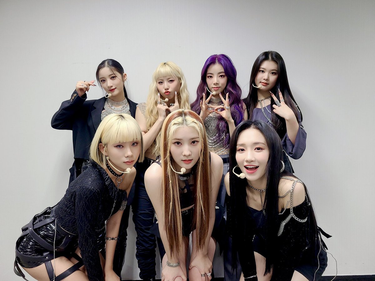 Purple kiss zombie. Purple kiss дебют. Purple kiss kpop group. Purple kiss ponzona. перпл кисс зомби.