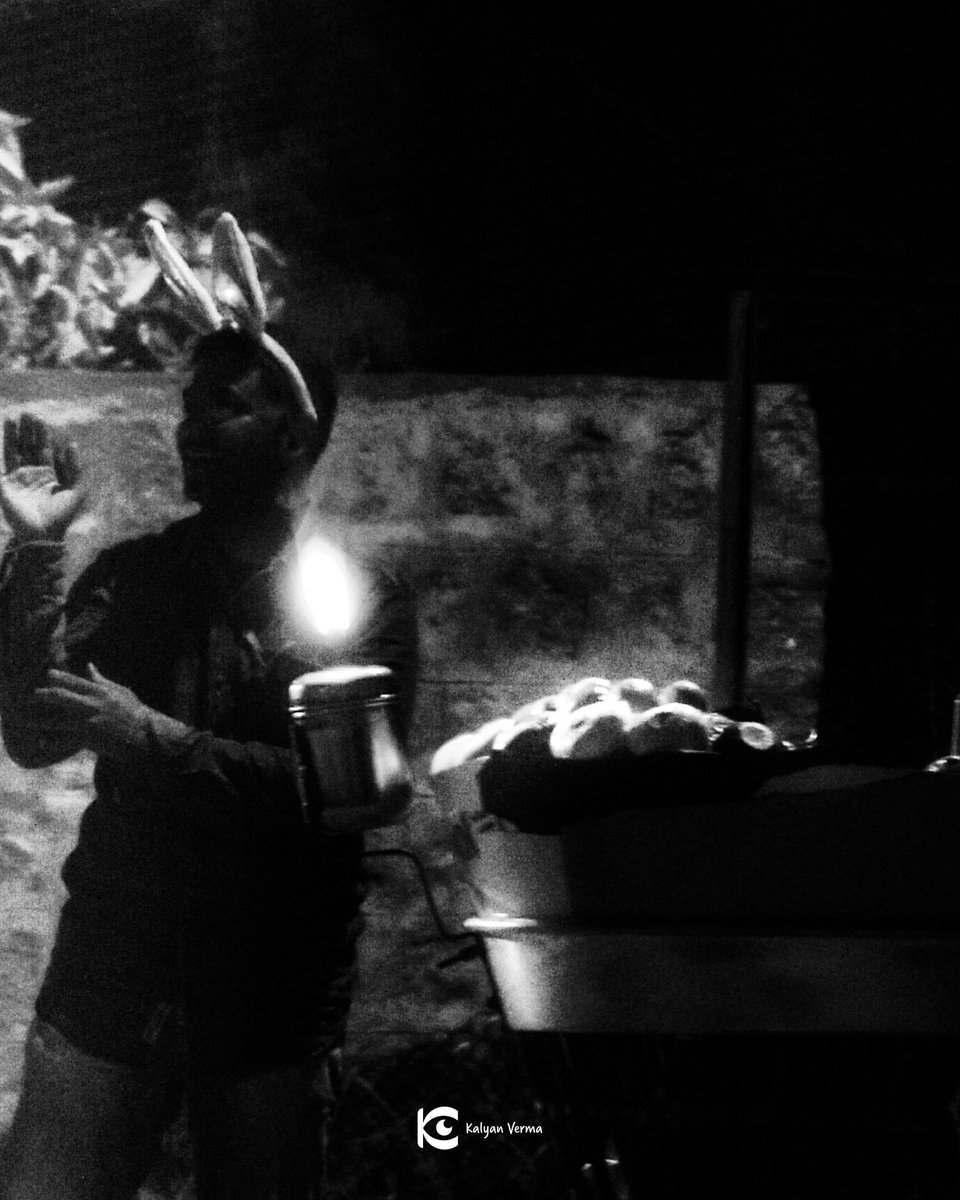 Street vendor on his daily routine. 
#StreetPhotography 
#shotbykalyanv  #throughyourlens   #streetsofhyderabad
#kalyanvermav
#monochrome  #nikonphotography
#NikonIndia 
#kalyanverma #streetphotographyindia #nightlifephotography