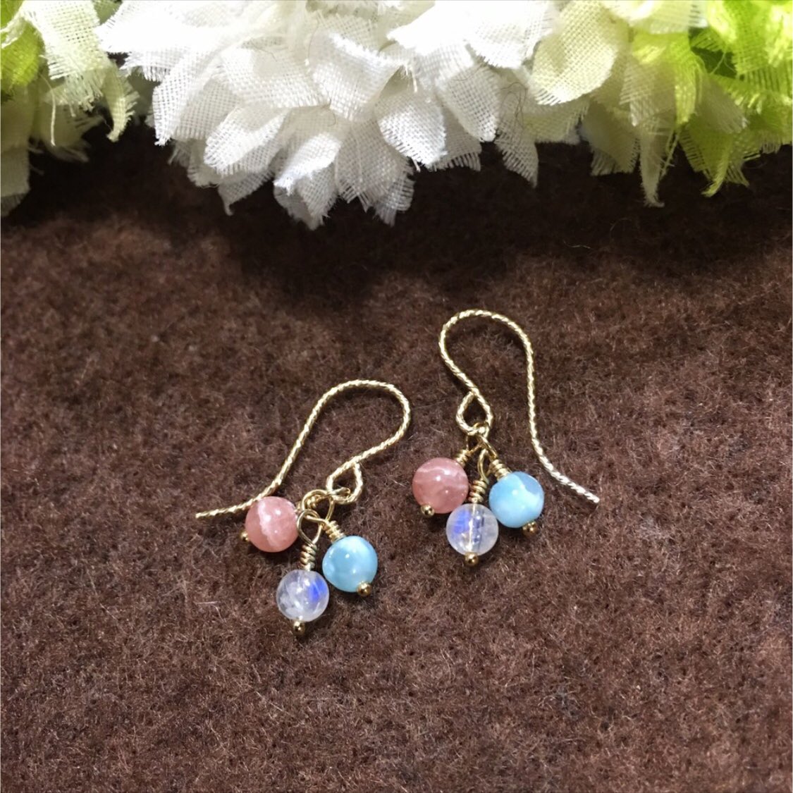 FV_Malie_Nao's tweet photo. 本日は束の間のお休み。
たーくさん雨も降ってるし、こんな日はアクセサリーづくりで癒しの時間を。BGMは岡聡志さん。
岡聡志さんのギター🎸大好き💕
#岡聡志 #HumanoidParasite #RedKnows #Zephyr https://t.co/HkvXbNNGUM