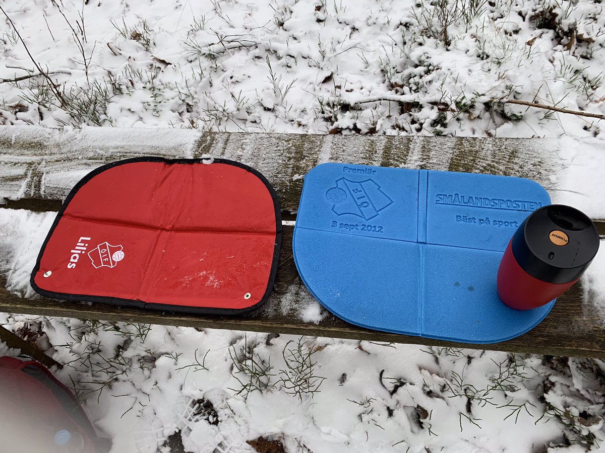 ”När man är ute och vandrar tillsammans med lilla stumpan
Och inte vill bli kall om rumpan
Då är hjälpen nära
Från fotbollslaget, det kära”

Fan. Man skulle blivit poet! ❤️💙