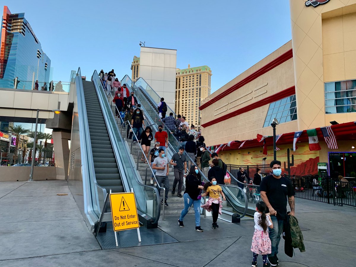 MADKIMBRO's tweet photo. “Tonight, the strip almost looked normal,” said, Photographer Mark. 🥴😲🤔 Top story tonight on #8NN #LasVegas #TheStrip #IncreasedCapacity #Busy #MarchMadness #COVID19 https://t.co/hp0Ivkvpww