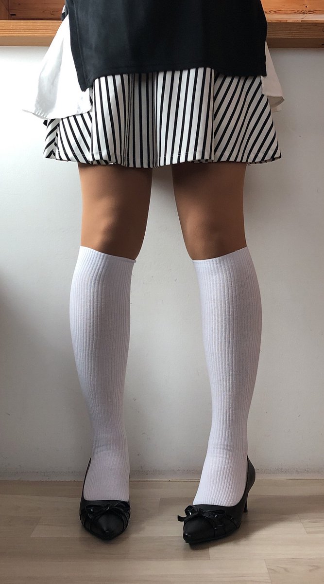 Gauze 写真はスクハイだから変だけど カジュアルファッションで 白のリブハイソックスって流行ってくれないかな 履いている女性を見かけたら 即口説きましょう 絶対ソックス好きの素敵な彼女です