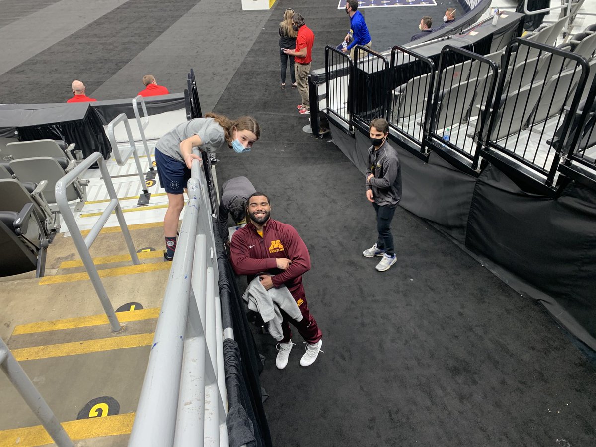 kroberts118's tweet photo. Thanks @GSteveson and @GopherWrestling !!!! #GopherGold https://t.co/HvPYV5IW5y