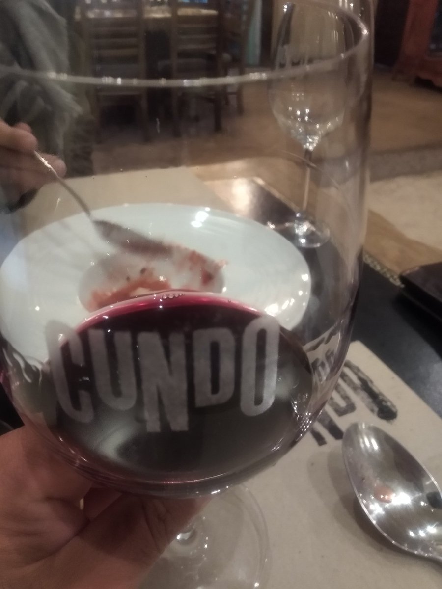paladar_noir's tweet image. Así cerramos el segundo día del Paladar Noir tour... Cena de pasos en Cundo, acompañados con los siguientes vinos:

Finca Suárez Chardonnay @JuanfaSuarez
Presente blend (el vino de la casa)
Finca Suárez Malbec @fincasuarez
2 km Malbec-Franc @fincabeth