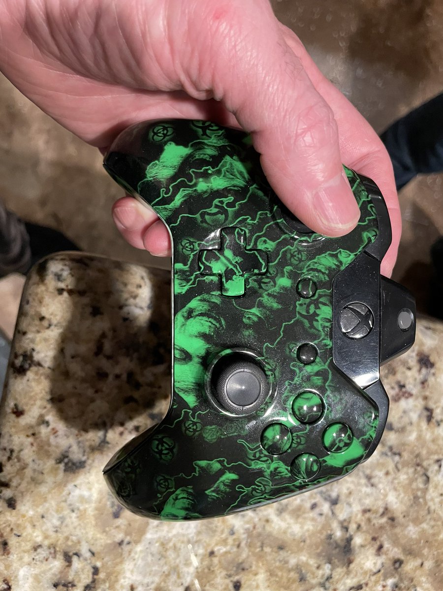 YodaKicks's tweet photo. I enjoy using my X One adapter from @brookgamingfans @Brookgamingfan for playing #SmashBrosUltimate on the Switch #Onecontroller #USA https://t.co/L5PF7YUOBo