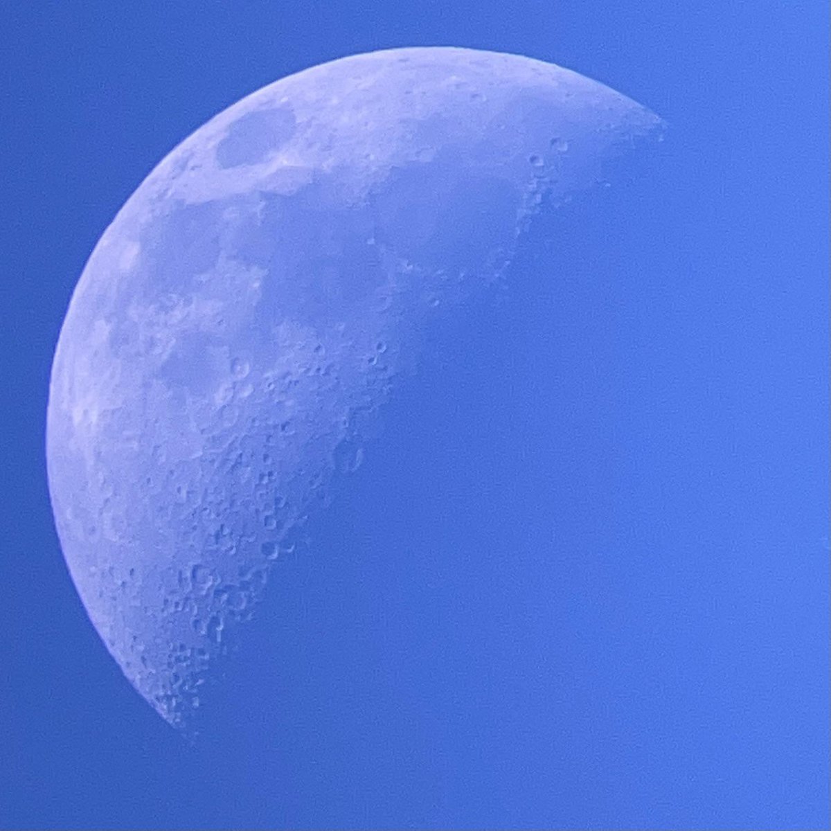 redditSpaceView's tweet photo. Azure Moon. My first attempt at astrophotography. https://t.co/NXOgvrrte3