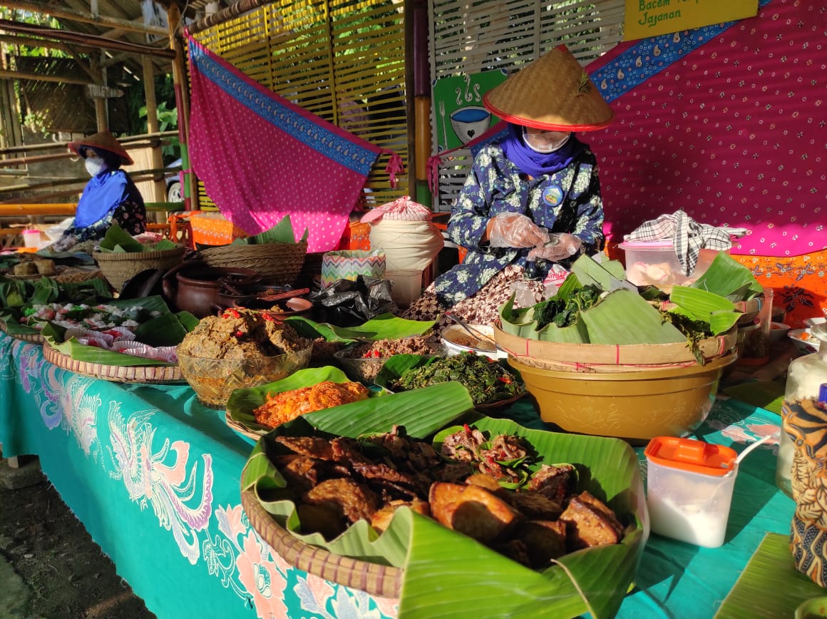 Minggu pagi main2 ke <a href="/Pasarinis/">Pasar Inis</a> Purworejo jangan lupa beli jajanan tradisional.

Uwu deh pokoknya. Makan2 terus