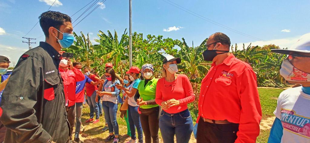 Apure_Rebel_MRT's tweet photo. Despliegue del Plan de Atención a las Víctimas de la Guerra Económica y Bloque Imperial Ministra de los Pueblos Indígenas Yamilet Mirabal, Viceministro de Transporte Herrera Balza, Diputados Gustavo Vázquez y Enma Diaz visitan Comunidad Indio Alegre de Rómulo Gallegos @HAbreuMRT https://t.co/q4YG1sntnd