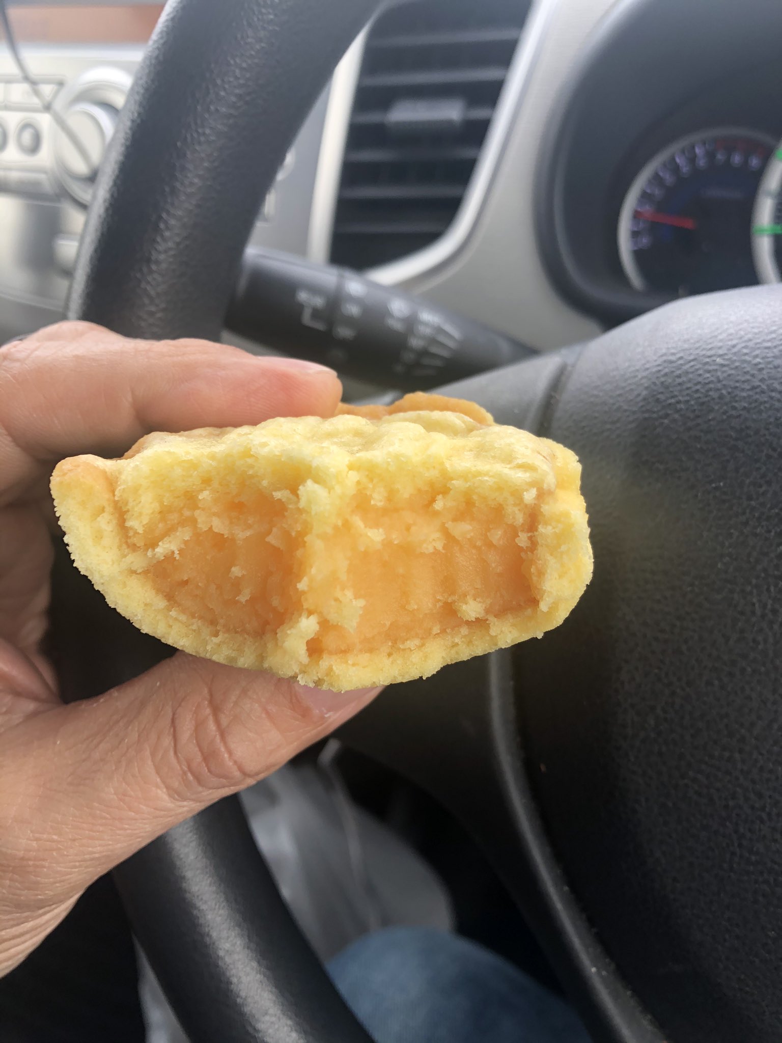 تويتر 潮田和也 على تويتر 仙台銘菓 萩の月は各県に必ずパクリ商品がありセブンイレブンのふわころもパクリ そしてローソンもパクリ ふんわり蒸しケーキ を出した いえ決してパクリではありませんと言いたいのかカスタード餡が多くカステラ部分が薄い 失敗し