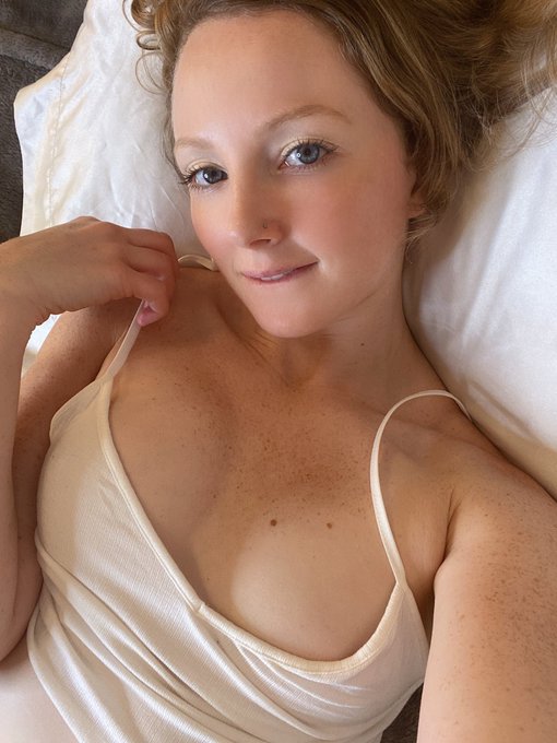 2 pic. Snuggle with me? https://t.co/wZo6IPlPvy