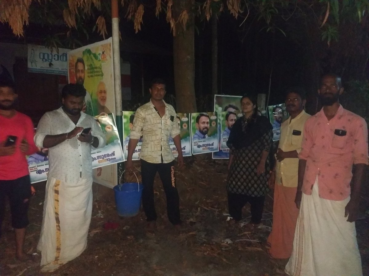 GangaBhagath's tweet image. ബൂത്തുകളിൽ പോസ്റ്ററുകൾ ഒട്ടിയ്ക്കുന്ന തിരക്കിലാണ്.... 
#bjpkeralamblog 
#BoothWork 
#Vote4BJP