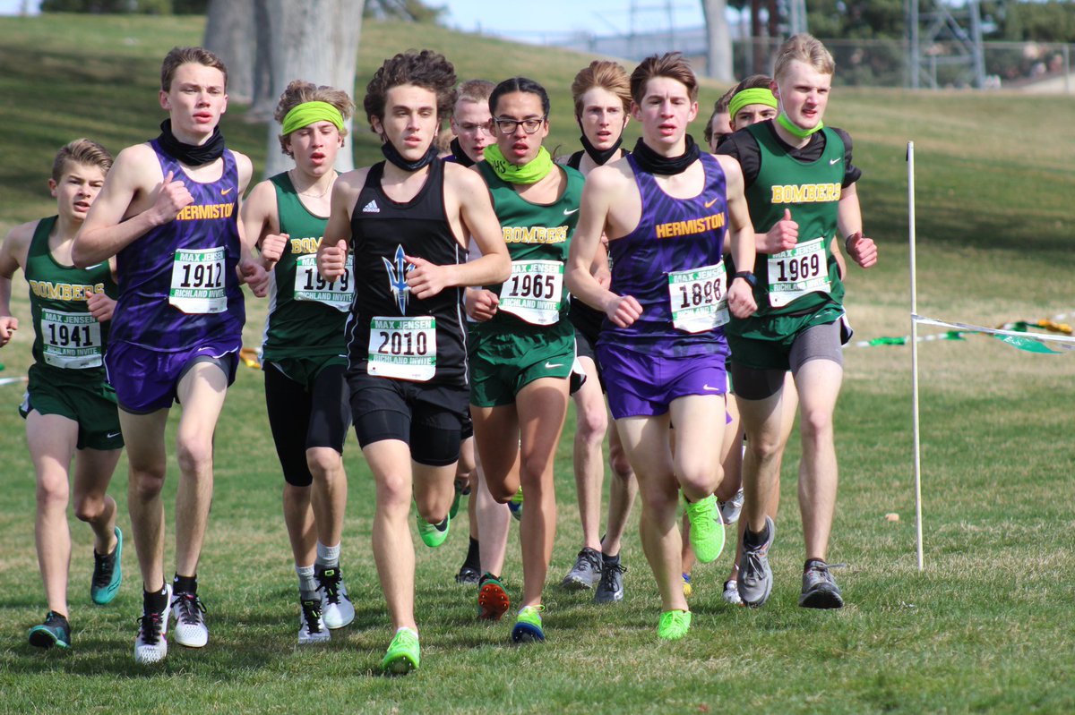 WWdistance's tweet photo. Windy day in Richland, your BD  boys runners went 2-0 defeating Richland and Hermiston.  Great running by the top 5! Great day to be a blue devil. https://t.co/Iz4kgg1wvl