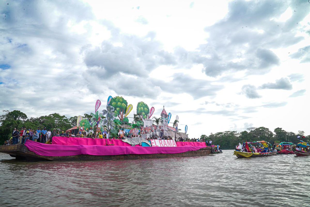 visitnicaragua's tweet photo. El Rama hoy se desbordó en ritmo y colorido con la tercera edición del Carnaval Acuático, compartimos con vos algunas imágenes de la alegría vivida 🥳💃🏻🥁🎺

#NicaraguaÚnicaOriginal https://t.co/1hlYlmY9Tq