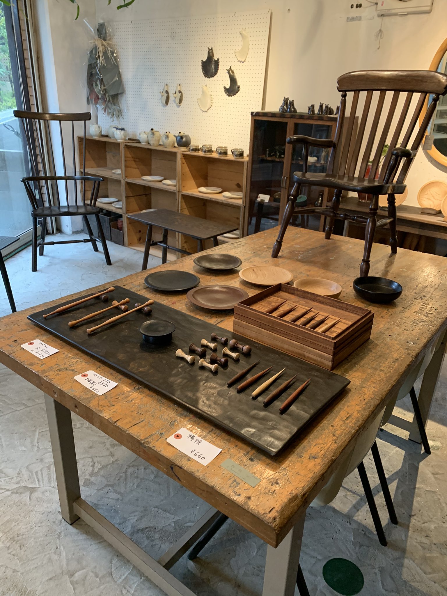 ミズタマ舎 ミズタマ舎オープン致しました 小島優 椅子展 本日最終日となっております 優 さんは14 00頃から在廊予定ですよ 雨降りですが最終日優さんの椅子是非見にいらして下さい 17 00まで皆様のお越しをお待ちしております 器 雑貨屋 ミズタマ