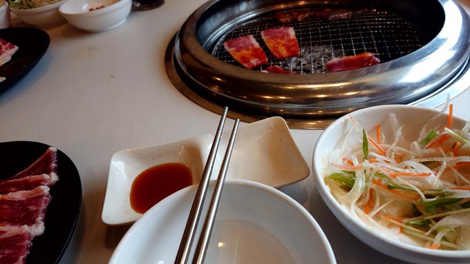 1年以上ぶりに高校時代からの友人とご飯食べてる 