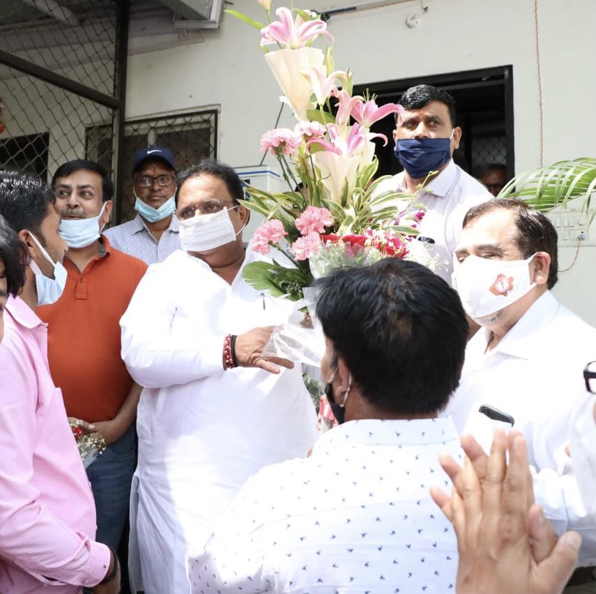 फार्मासिस्ट का प्रतिनिधि मंडल ने आज राजस्थान फ़ार्मेसी काउंसिल के पदाधिकारियों के साथ मिलकर माननीय मुख्यमंत्री <a href="/ashokgehlot51/">Ashok Gehlot</a> जी व स्वास्थ्य एवं चिकित्सा मंत्री डॉ <a href="/RaghusharmaINC/">Dr. Raghu Sharma</a> जी को कैडर की माँग पूरी होने पर आभार प्रकट किया ।