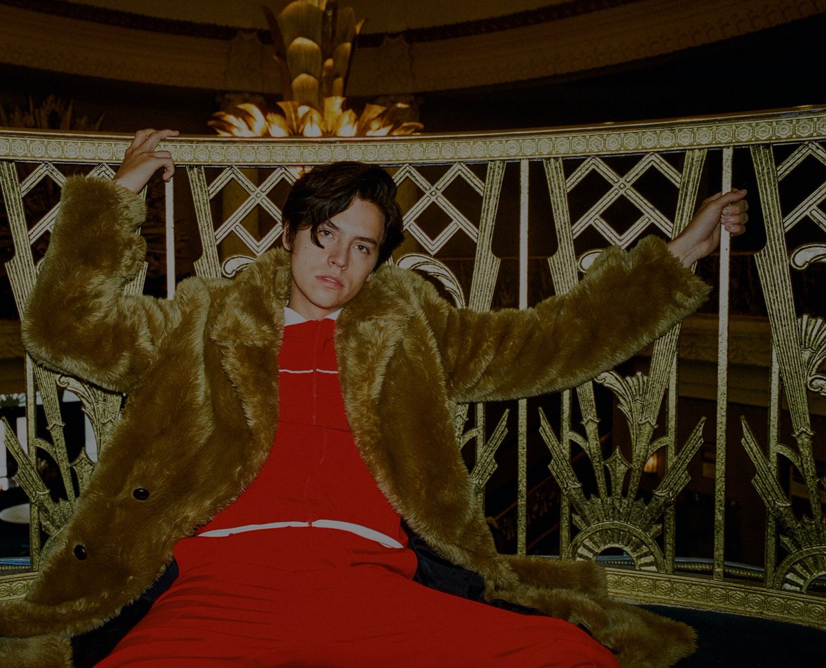 i’m ʟᴀᴜɢʜɪɴɢ on the outside..