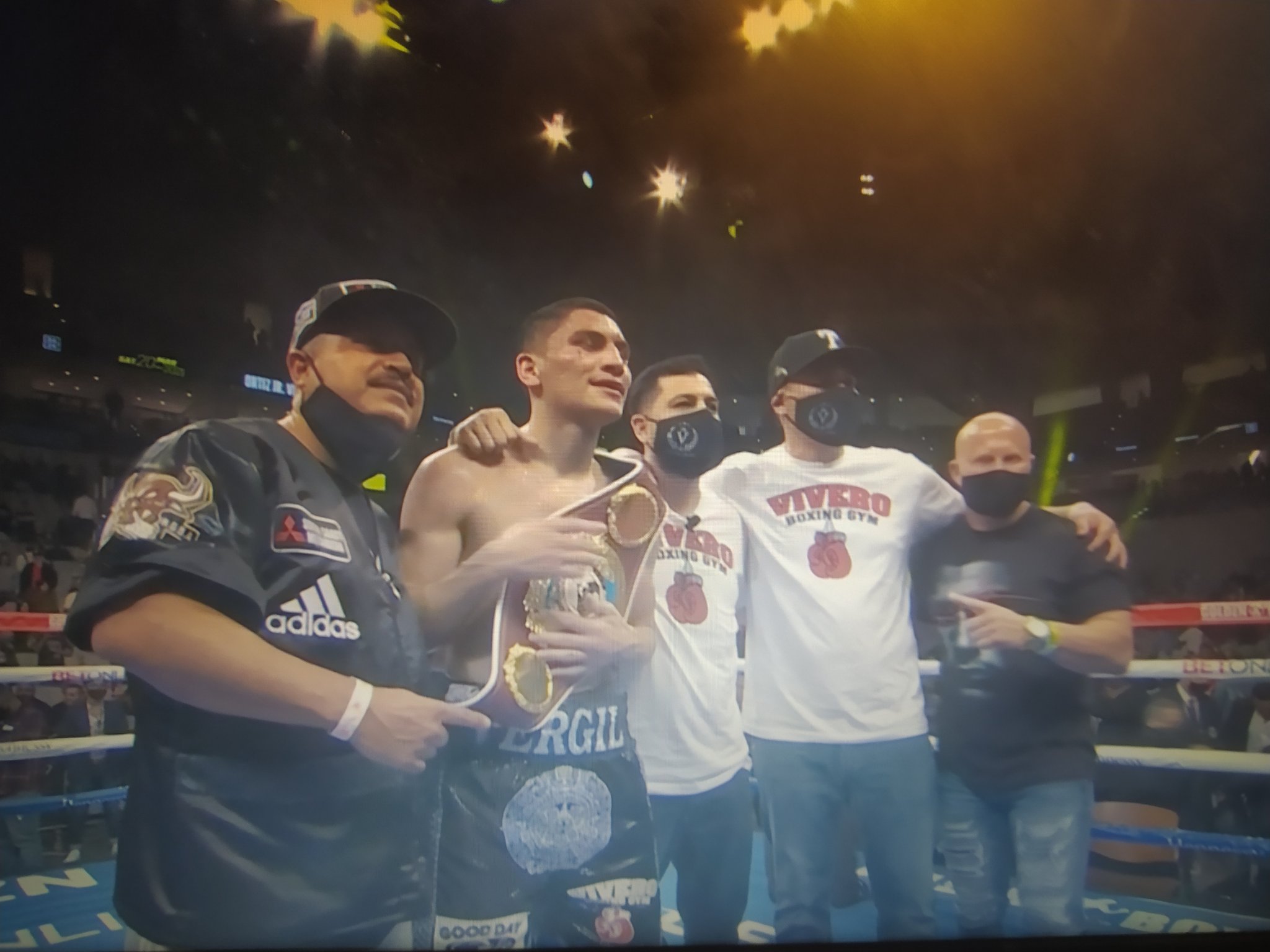 Vergil Ortiz se impuso ante Maurice Hooker por nocaut técnico en siete asaltos desde Forth Worth, Texas.