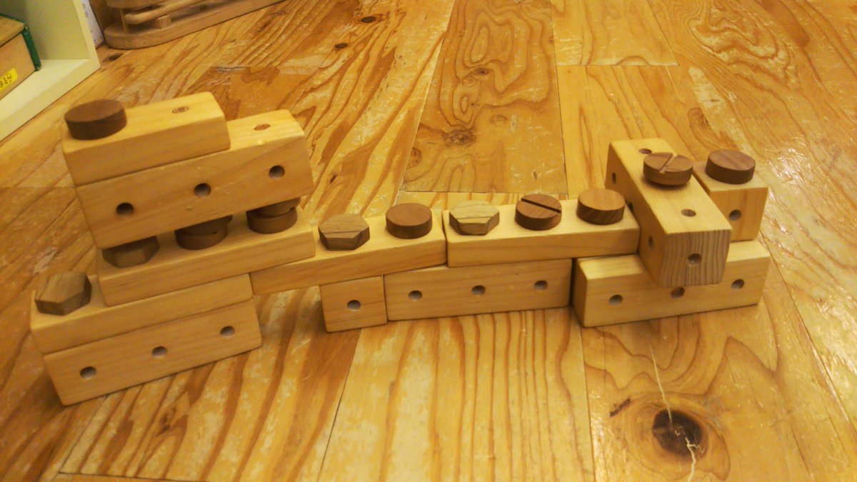 もくもく木育広場 てんちょうです お友だちがあそんでいるのは ちびっこ大工道具セット のこぎり かんな ペンチ レンチ とんかちにドライバー 釘やねじ 国産ヒノキでできた 大工さんの道具を使って 次は何をつくろうかな ちびっこ