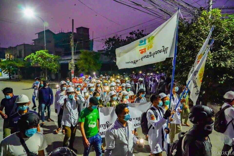Today #Mar21Coup 'Sunrise Strike' of Medical Family (Mandalay) held against terrorist Junta showing their unbreakable commitment to fight against #MilitaryCoup. Despite Junta's brutality, People across the country are taking every opportunity to resist. #WhatsHappeningInMyanmar