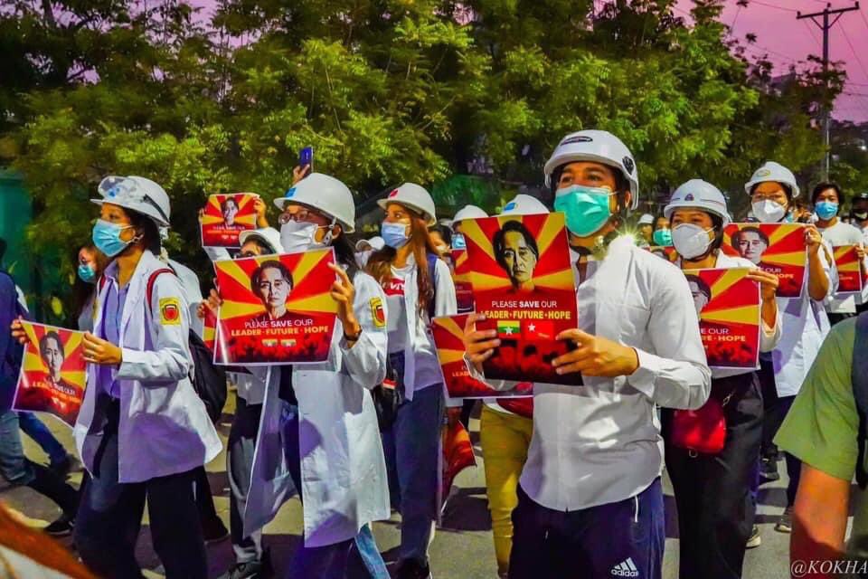 sbociscoman's tweet photo. Today #Mar21Coup 'Sunrise Strike' of Medical Family (Mandalay) held against terrorist Junta showing their unbreakable commitment to fight against #MilitaryCoup. Despite Junta's brutality, People across the country are taking every opportunity to resist. #WhatsHappeningInMyanmar https://t.co/ycWN0LqmzK