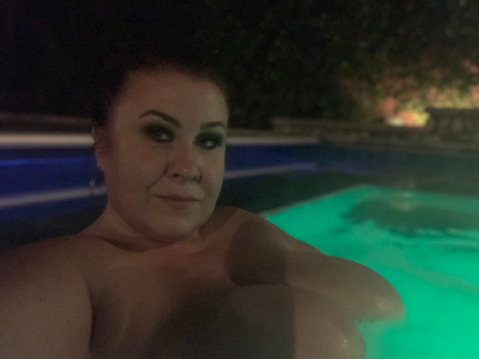 1 pic. Relaxing in the hot tub. Not a bad evening #BBW #MILF join my onlyfans now to see more 
https://t