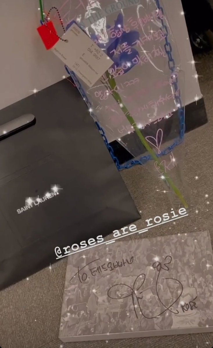rhodofansie's tweet photo. Rosé gave a flower, an album and even a ysl gift to every dancer working on this process of OTG with her🥺 But the best thing is her attitude towards them, it's not just gifts or smtg but her hand-written gratitude note on the flower😭 Angel Rosé we dont deserve her😭😭 #ROSÉ https://t.co/LBavnc18if