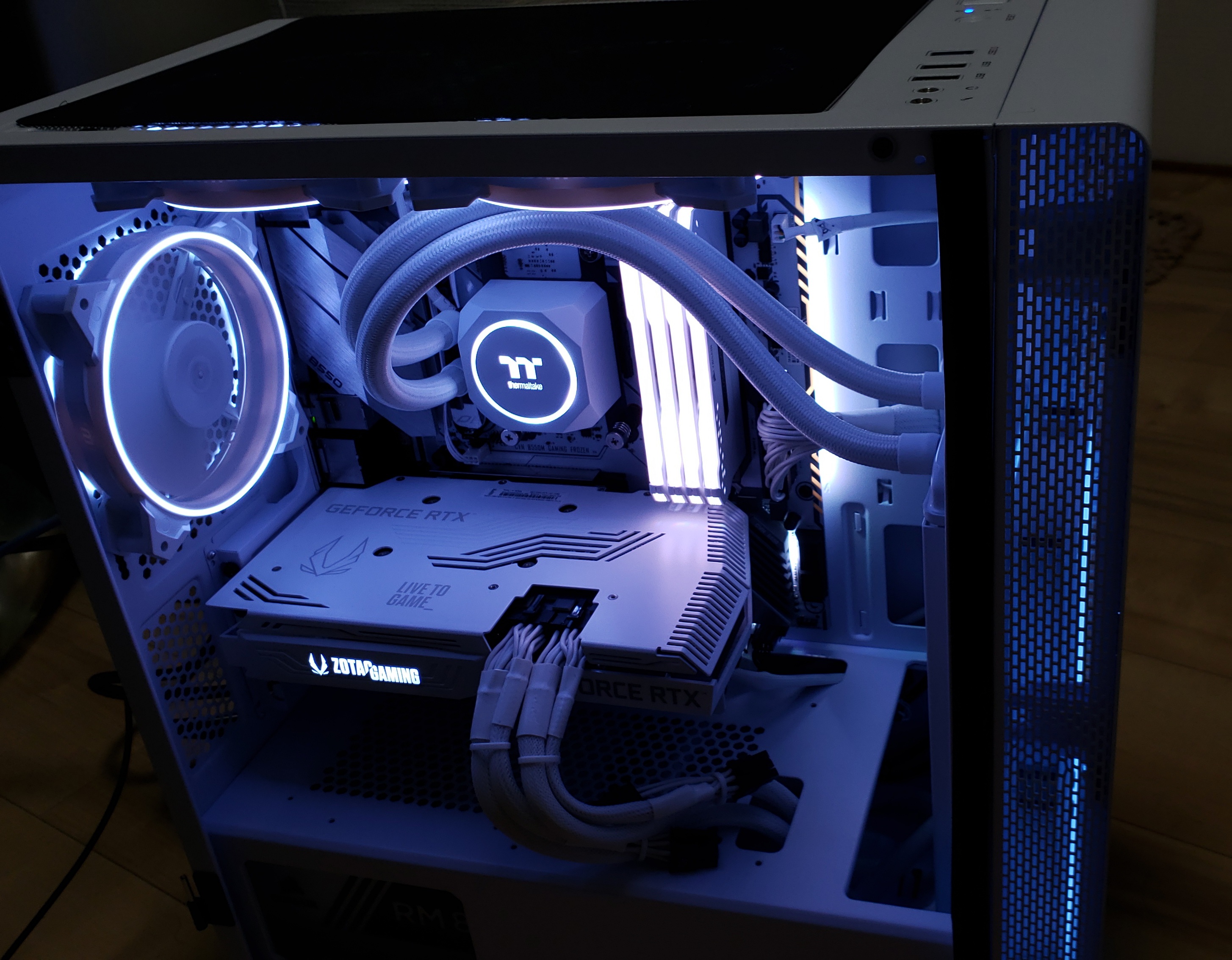 Twitter 上的 Depoツクモ札幌大谷地店 7月22日オープン スタッフの自作pc紹介コーナー パーツコーナースタッフt の白をテーマにしたオシャレな自作pc テーマのある自作pcってほんとにカッコイイですね とにかく徹底的に 白 をこだわっておりマザーボードも