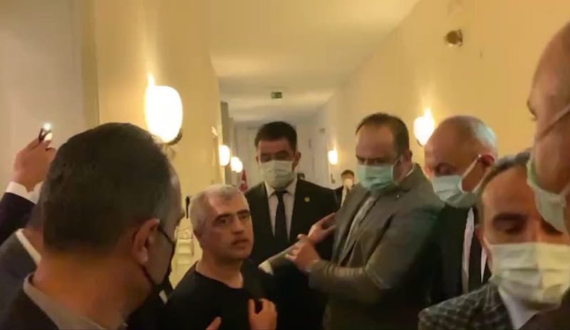 Meclis’te adalet nöbetini sürdüren <a href="/gergerliogluof/">Ömer Faruk Gergerlioğlu</a> abdest almak üzere grup odasını terk ettiğinde, polis ordusu tarafından, sabah namazını kılmasına, kıyafetlerini giymesine dahi izin verilmeden lavaboda gözaltına alınmıştır. 28 Şubat iktidardadır! #GergerliogluSeninleyiz