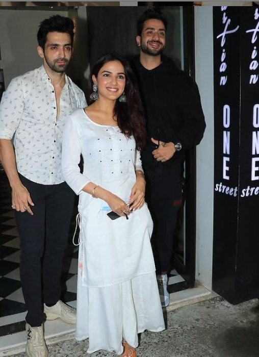 E24bollynews's tweet photo. #JasminBhasin and #AlyGoni gets clicked out for dinner in Mumbai yesterday!!
#jasly #JasLyians #Jasminians #AlyGoni @jasminbhasin @AlyGoni https://t.co/tfzZNnnfCI