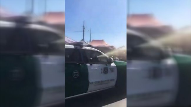 Cooperativa's tweet photo. Indignación causan registros de carabineros lanzando gas pimienta en feria de Puente Alto #CooperativaEnCasa https://t.co/7EfpZ1euc1 https://t.co/Dsfdlb7u7B