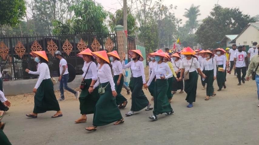 Myanmar_Now_Eng's tweet photo. Thousands of people in Sagaing Region’s Tamu, near Myanmar's border with India, marched on Sunday morning in protest of the military regime. #WhatsHappeningInMyanmar https://t.co/7D8GJ3iyAT
