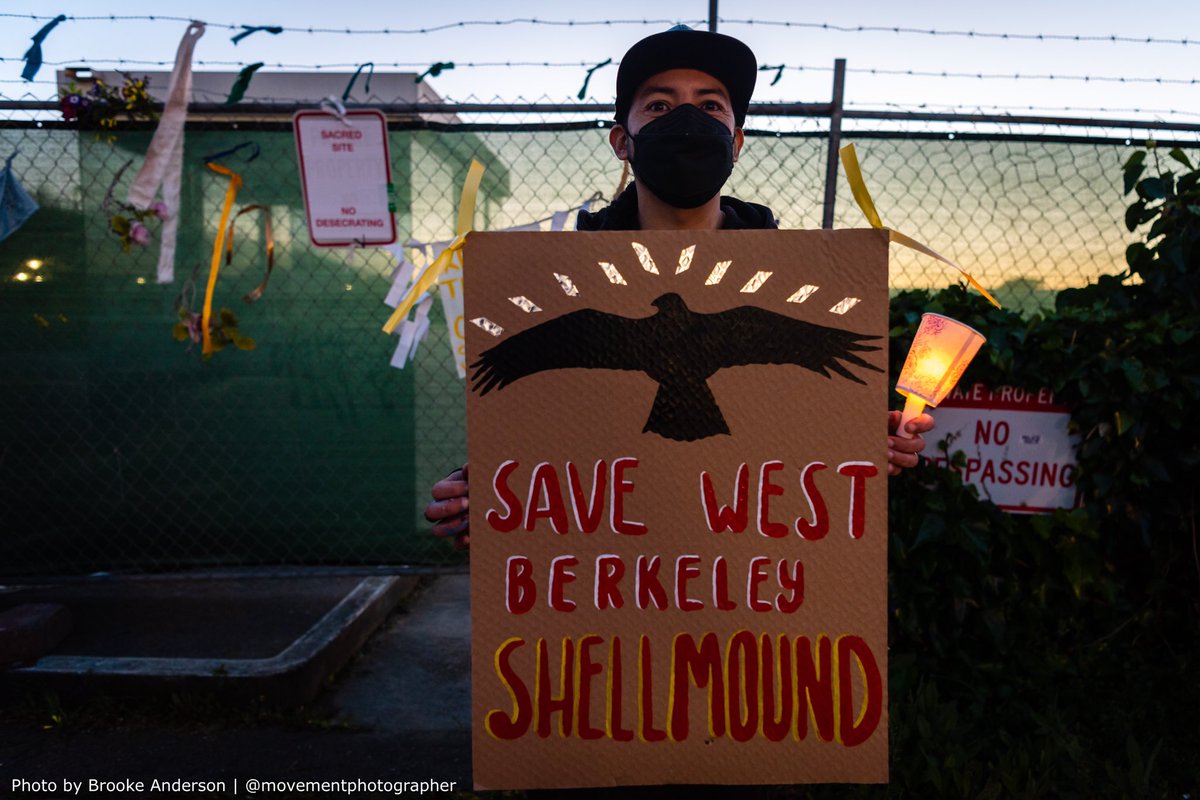 movementphotog's tweet image. Hundreds of people joined the Lisjan Ohlone people tonight in a mural painting and candlelight vigil to protect the West Berkeley Shellmound Sacred Site, one of the earliest known Ohlone settlements in the Bay. #SaveTheShellmounds #SacredNotForSale @WBShellmound @davidsolnit