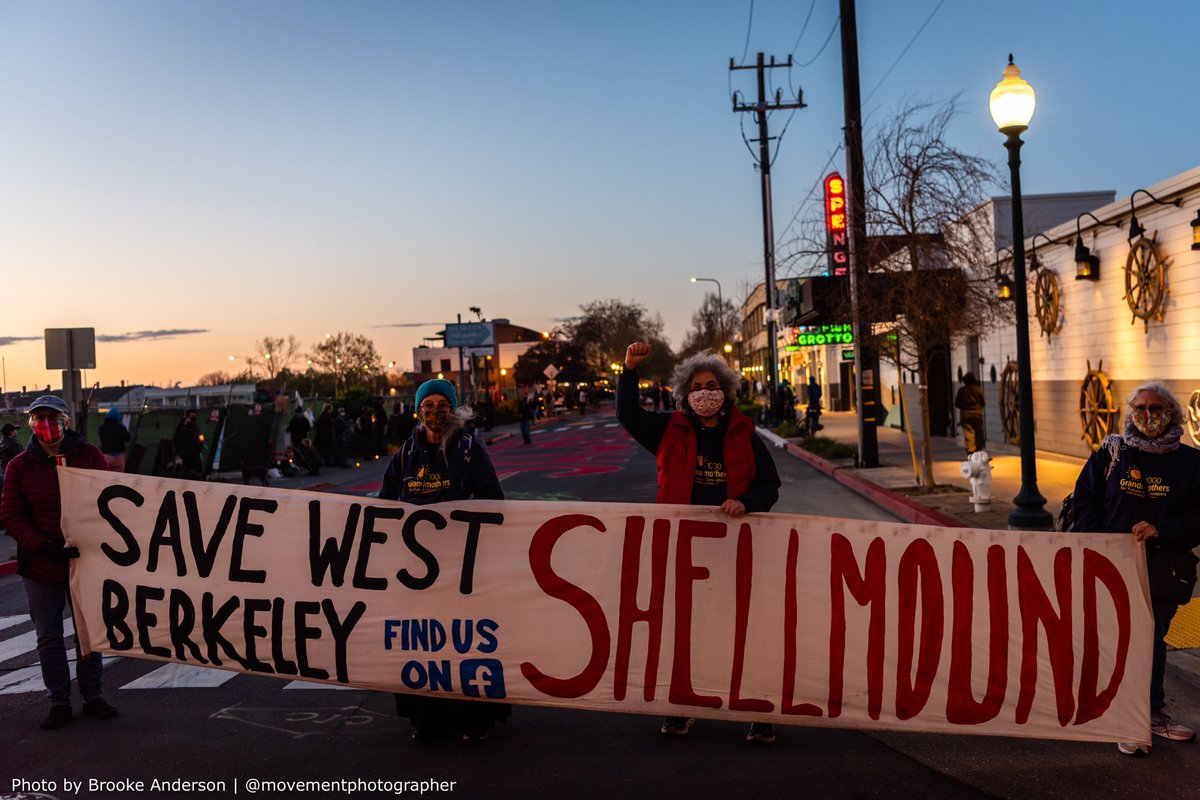movementphotog's tweet image. Hundreds of people joined the Lisjan Ohlone people tonight in a mural painting and candlelight vigil to protect the West Berkeley Shellmound Sacred Site, one of the earliest known Ohlone settlements in the Bay. #SaveTheShellmounds #SacredNotForSale @WBShellmound @davidsolnit