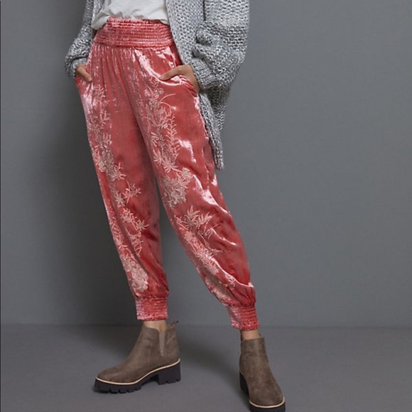Ashtastical's tweet photo. So good I had to share! Check out all the items I'm loving on @Poshmarkapp #poshmark #fashion #style #shopmycloset #anthropologie #ganni: https://t.co/QWzCFVwYF8 https://t.co/ZPsp9cZdRW