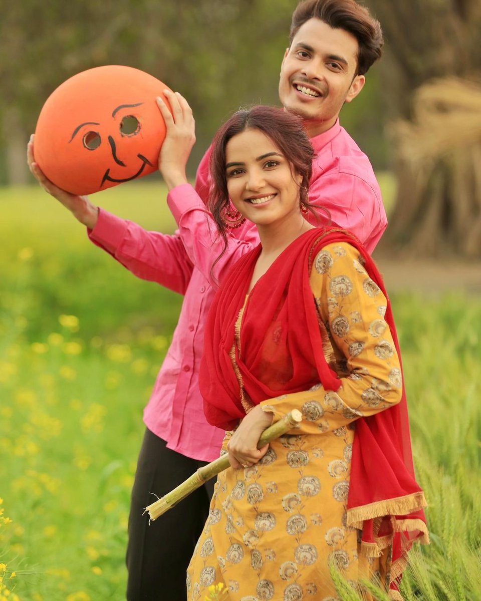 ibollywoodcity's tweet photo. Jasmin Bhasin Looks Fabulous In Punjabi Suit😍 For Her Upcoming Song With Gurnazar. Are You EXCITED?
.
.
.
#JasminBhasin #JasLy #Jasminians #JasmineBhasin #AlyGoni #JasLyians #NewSong #PunjabiSong #gurnazar @gurnazarchattha @jasminbhasin @AseesKaur @WhiteHillMusic_ @eypcreations https://t.co/QMhshrDrSW