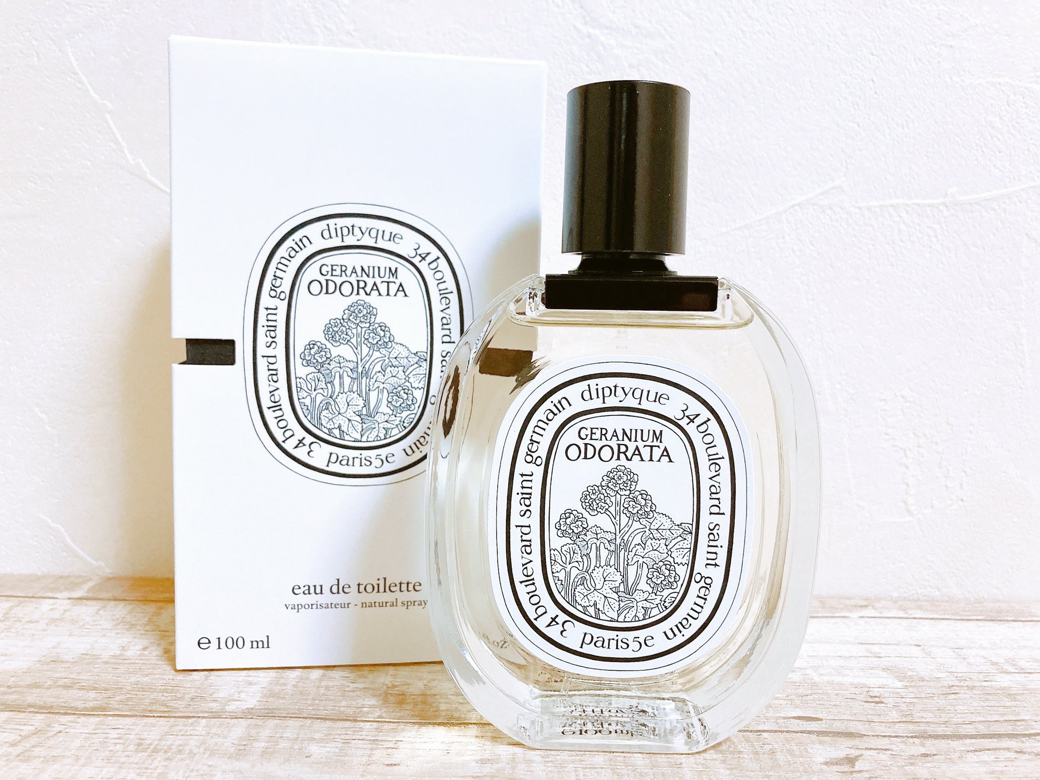 ゆっこ んでゼラニウムの香水 って探したのがニコライのl Eau Chic フレーバーティーみもあったけど 全体的に爽やかなフローラルの香り スーッとするミントの香りで 時間が経つとゼラニウムっぽい落ち着く甘さが出てきてサンダルウッドの妖艶な感じで