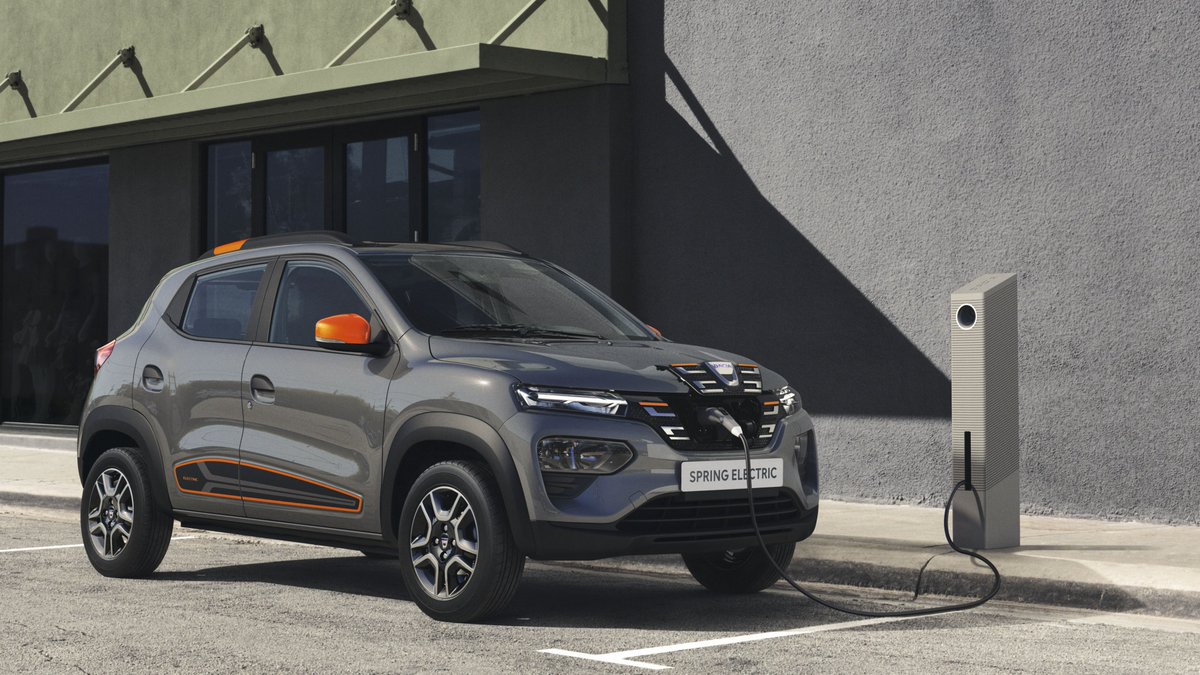 RenaultGroupDE's tweet photo. Aufbruch in eine neue Ära: #Dacia präsentiert mit dem #DaciaSPRINGELECTRIC das erste #Elektroauto der Marke – und das günstigste auf dem deutschen Markt. Der City-#SUV kostet abzüglich Umweltbonus nur 10.920 Euro. Marktstart ist im Herbst. Mehr 👉 https://t.co/FPlgQCtwGE https://t.co/UCxlgtVD6G