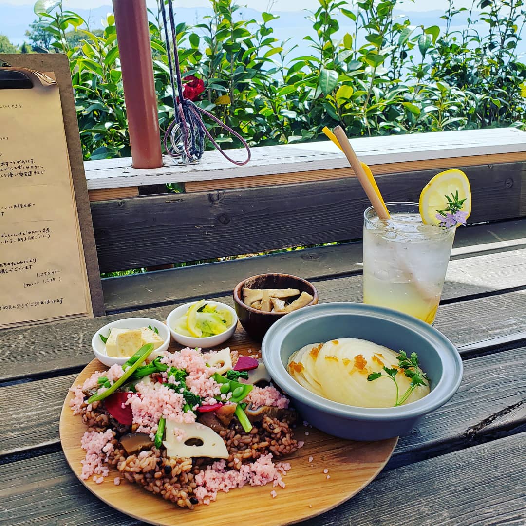 everlasevents's tweet photo. 今日のランチ。天気もいいし海もきれい。最高です！ https://t.co/5iJLpaGp2z