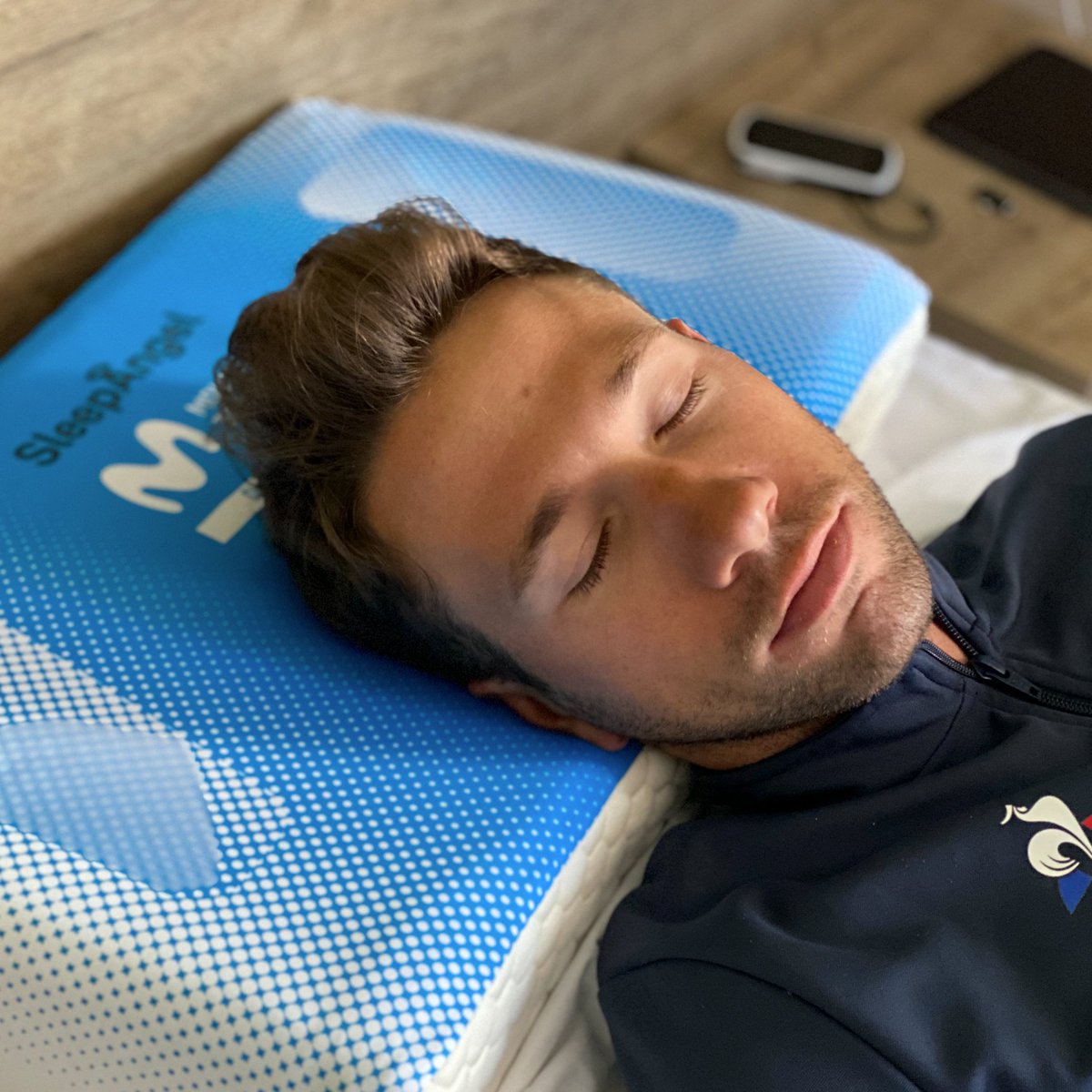 Movistar_Team's tweet photo. ���😊 We're happy to celebrate #WorldSleepDay with some good rest thanks to our friends at @sleepangelglobe - taking care of our health at every race and journey! #RodamosJuntos #DíaMundialDelSueño https://t.co/H9ndtTvvHC