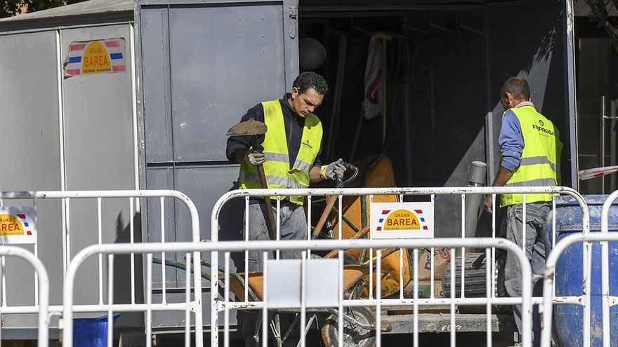 GruasBarea's tweet photo. Alquiler de #herramientas para  #obras 🚧 Todo lo que necesitas para tus trabajos de #construccion y #obracivil lo encontrarás en Grúas Barea, con el asesoramiento técnico que necesitas y la disposición de operario si fuera necesario. Contáctanos 👷‍♂️ 
 ☎️  902 404 902 https://t.co/tvx4RHNxZD