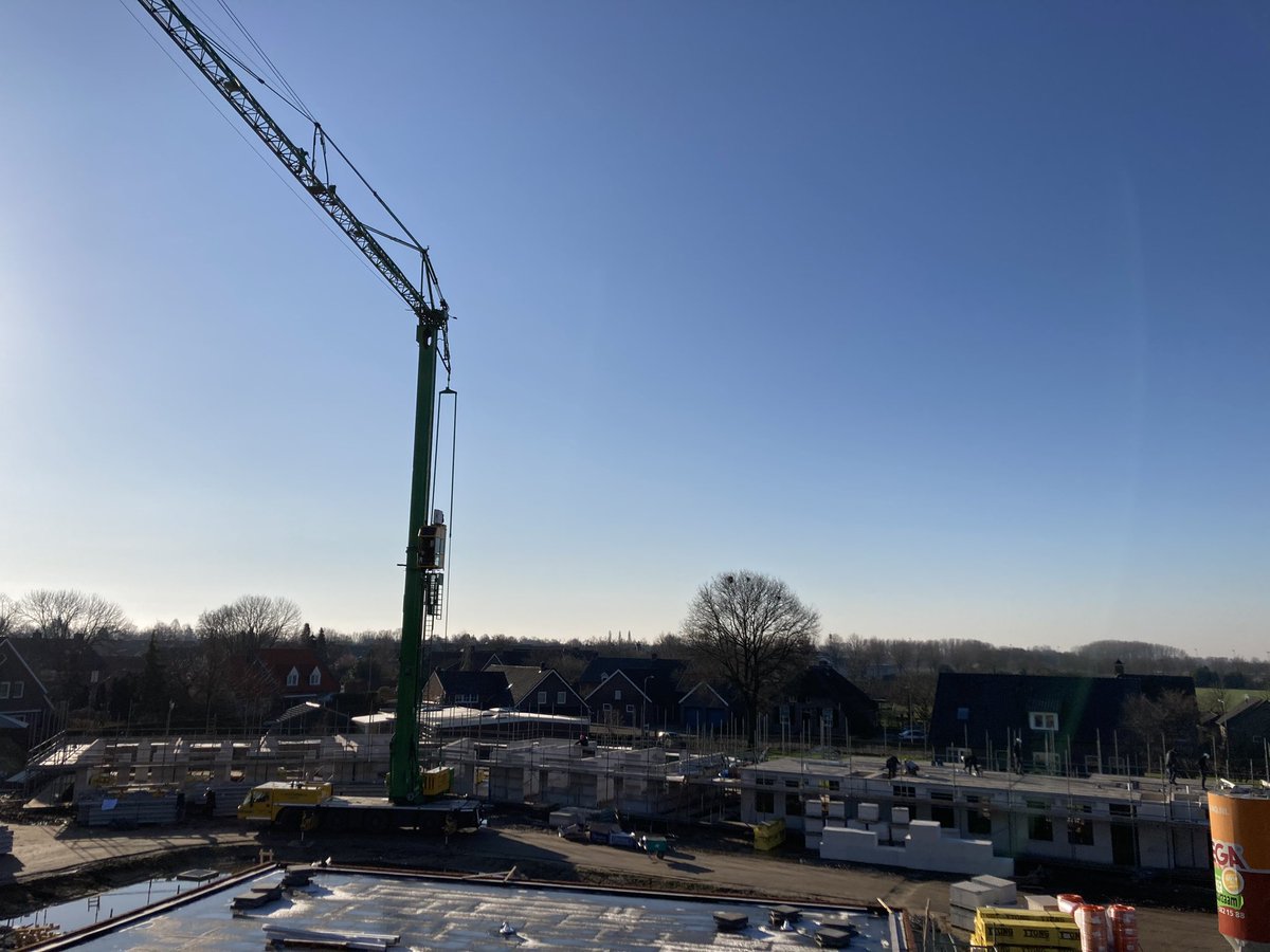 De 17 woningen op plan Korenhuys in Sevenum schieten de lucht in. Voorbereiding instort op de vloeren van blok 1+2, vloeren leggen op blok 3 🏗 en start lijmwerk blok 4 🏗 <a href="/BouwmijJanssen/">Bouwmij Janssen</a>
