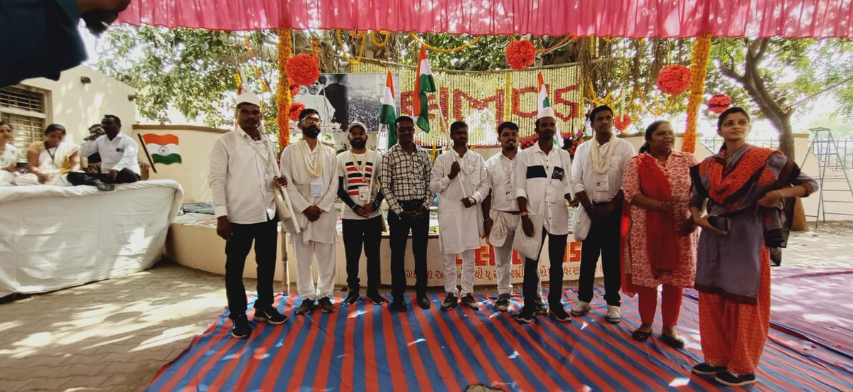 nsbhatt75's tweet photo. *આજ રોજ આણંદ જિલ્લાના બોરસદ તાલુકાના રાસ ગામે દાંડી પદયાત્રા પહોંચી અને ત્યાંદાંડી યાત્રા પહલે  સરદાર વલ્લભભાઈ પટેલ જી ની પેહલી વાર 07/03/1930 ના રોજ ધરપકડ કરવામાં આવી હતી તે જગ્યા નું નામ વલ્લભવડ તરીકે ઓળખાઈ છે*
વંદે માતરમ 
 #DANDIMARCHULTRACHALLENGE  #SVGRYB  @jigar_inamdar https://t.co/dvC71yCI3I
