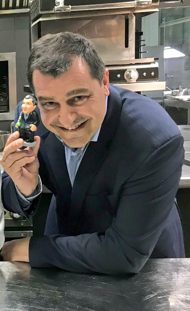 caganers's tweet photo. 🎂 Avui fa anys 𝗝𝗼𝘀𝗲𝗽 𝗥𝗼𝗰𝗮, que també celebra el sant. Felicitats, Pitu ‼️
🍷 El #caganer del sommelier del @CanRocaCeller el vam crear el 2017 juntament amb el dels seus germans, Joan Roca i @jordirocasan
🛒 Disponible a https://t.co/lEU5N16737
#caganers #JosepRoca https://t.co/C1PUiUMI4b
