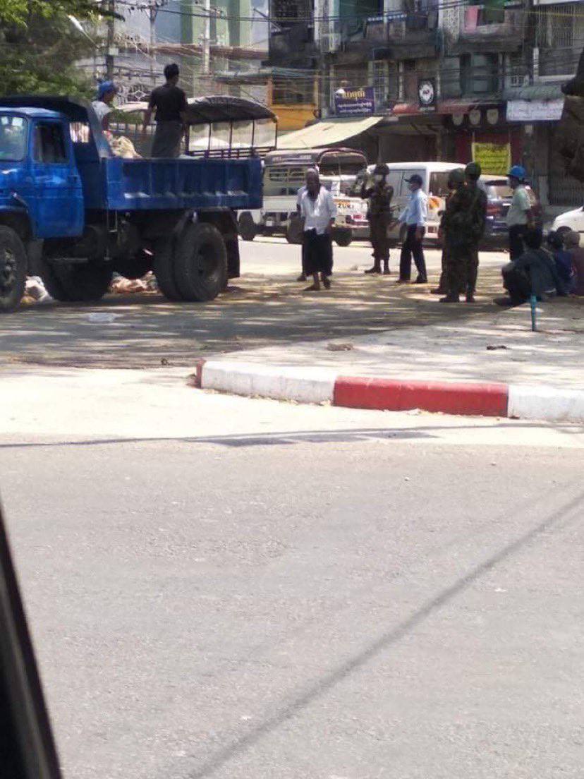 PhonePy16093252's tweet photo. In Mingalar Taung Nyunt, Yangon,
Military junta stopped and forced Muslim youth to carry sandbags who were going to Mosque for Friday prayers. 
R2P NOW 
#WhatsHappeningInMyanmar 
#Mar19Coup https://t.co/PzskfL2vBy