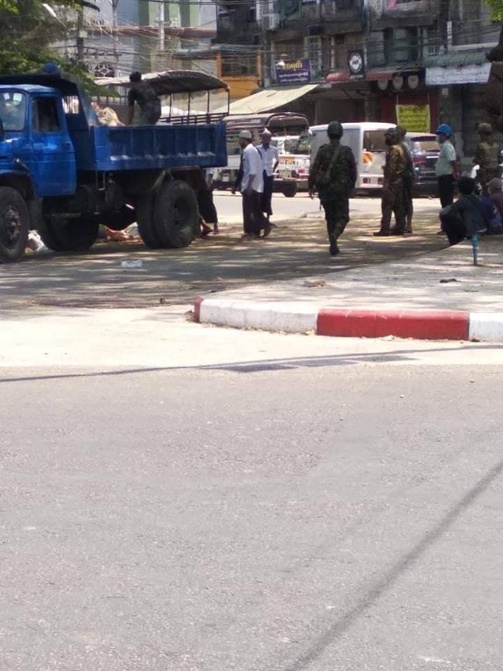 PhonePy16093252's tweet photo. In Mingalar Taung Nyunt, Yangon,
Military junta stopped and forced Muslim youth to carry sandbags who were going to Mosque for Friday prayers. 
R2P NOW 
#WhatsHappeningInMyanmar 
#Mar19Coup https://t.co/PzskfL2vBy