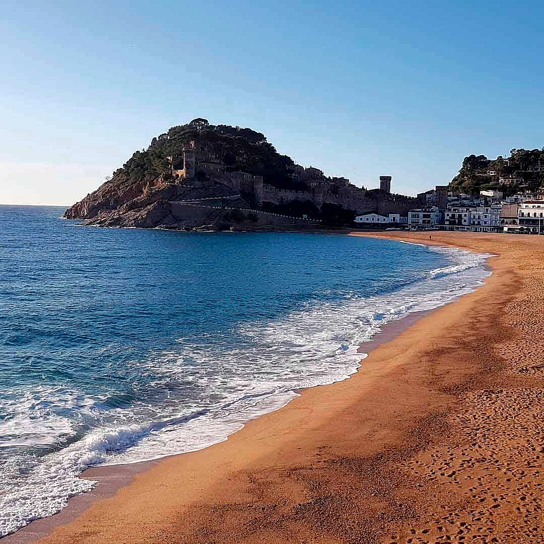 Descubrelacosta's tweet photo. TOSSA DE MAR
Para nosotros #Tossa es un pueblecito especial. Tiene muchísimo encanto. Nos gusta sobre todo el paseo por las calles que llevan al castillo. Si no la has visitado te la recomendamos al 100%.
Y si has estado, ¿qué es lo que más te ha gustado? https://t.co/R0oolttLRd