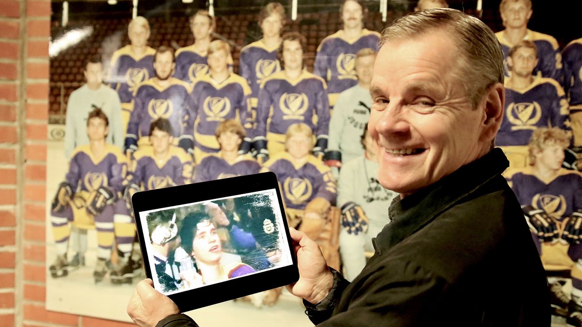 farjestad_bk's tweet photo. Idag är det på dagen 40 år sedan det första SM-guldet säkrades. Vi minns tillbaka på en härlig och historisk afton i Färjestads Ishall tillsammans med Håkan Loob. 
Välkomna på nostalgitripp! https://t.co/uH7iUioFVy #FBKse https://t.co/FgqL6Is7NO