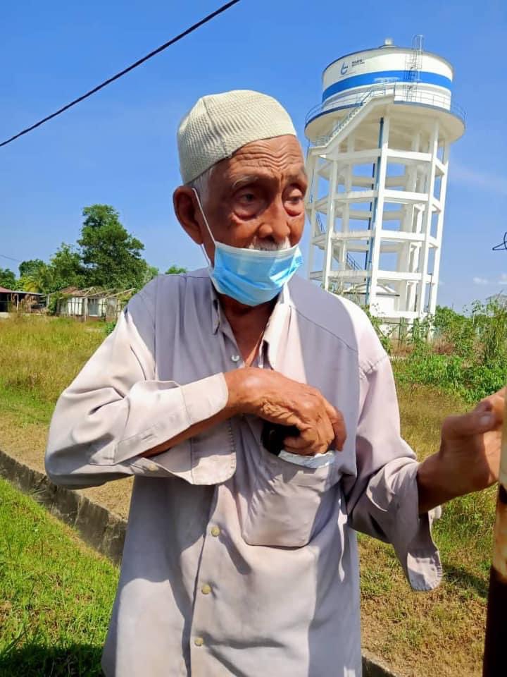 JatIkhwan's tweet photo. Salam sesiapa ada kenal Pak Cik ni atau warisnya, tolong bagitahu ya. Jumpa di Kuantan. Kereta dia rosak. Dia tak ingat apa-apa/lupa ingatan/nyanyuk. Alamat kad pengenalan di Kemaman. Pak Cik ni baru dibawa ke Balai Polis Jaya Gading. Umur dah 83 weh. Sian weh. 😭 https://t.co/isD391txJq